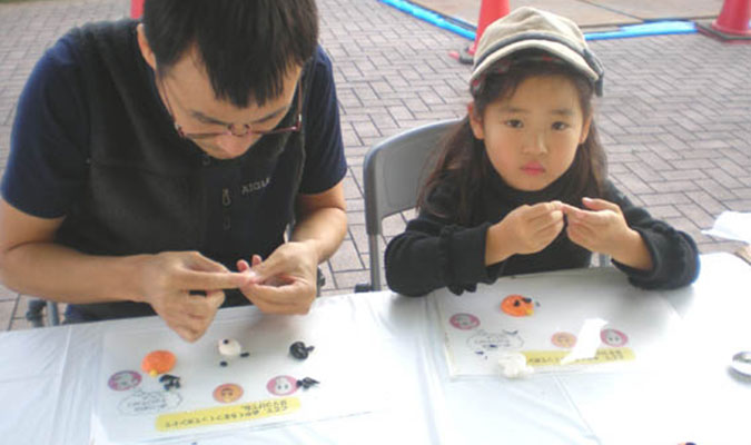 親子で遊べるプラスチック粘土。