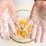 手を汚さずに小麦粉がふるうことができる パウダーポット(下村企販)