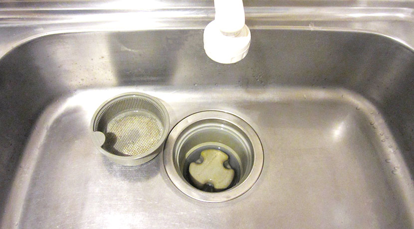 シンクの排水溝の臭い対策におすすめ、溜まった生ゴミの水分が簡単に切れる排水カゴ。
