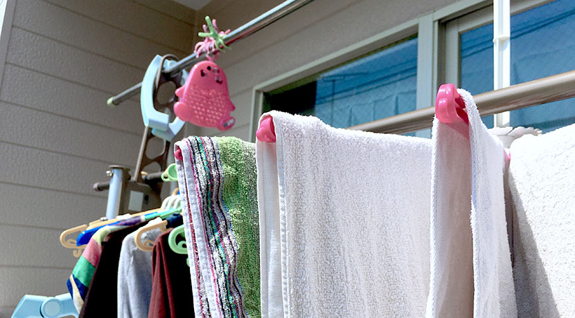 洗濯物を楽に干すための便利グッズ、エプロンのポケットに洗濯物が入れられます。
