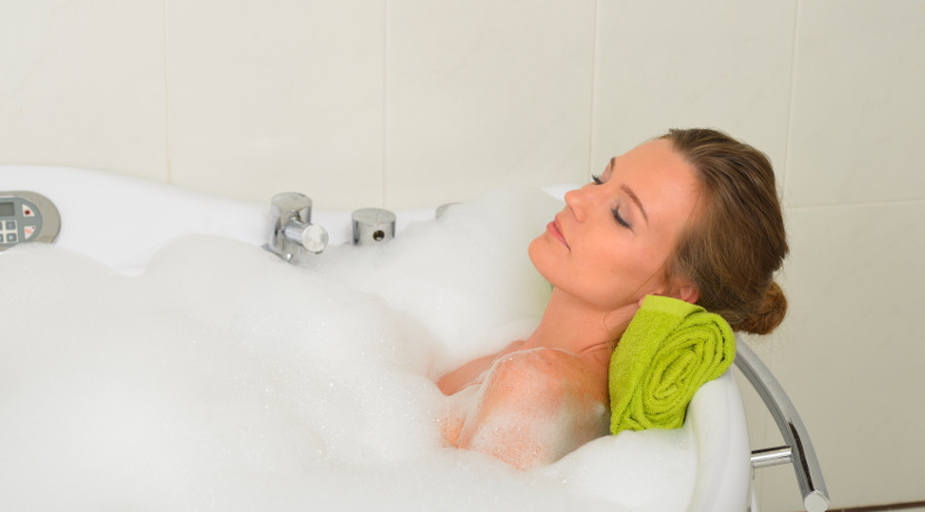 風呂で使えるおすすめのマッサージグッズ、浴槽に貼った吸盤で背中のコリをほぐせます。