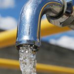 形を固定しておけるホース、水が出る方向自由自在に固定しておけます。