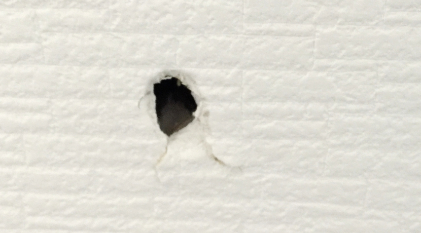 壁にテープの跡が残らない！壁に何かを貼るときに便利な粘着テープ。
